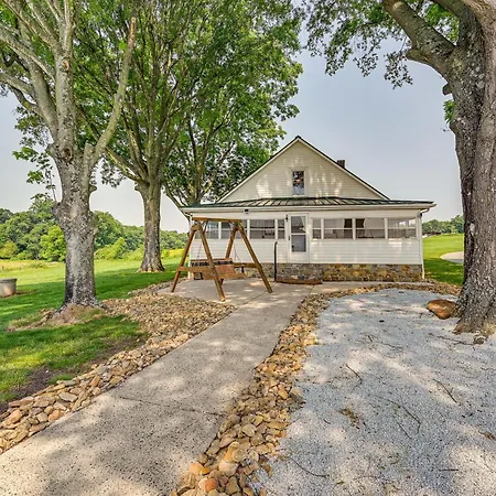 Dobson Farmhouse With Scenic Porch - Near Vineyards!